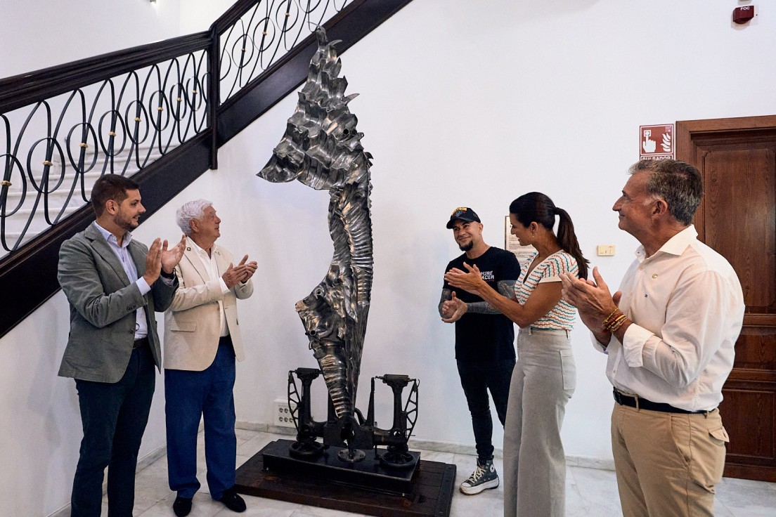 Gandia amplía su patrimonio escultórico de la mano del Rotary Club Internacional y del escultor Viktor Ferrando