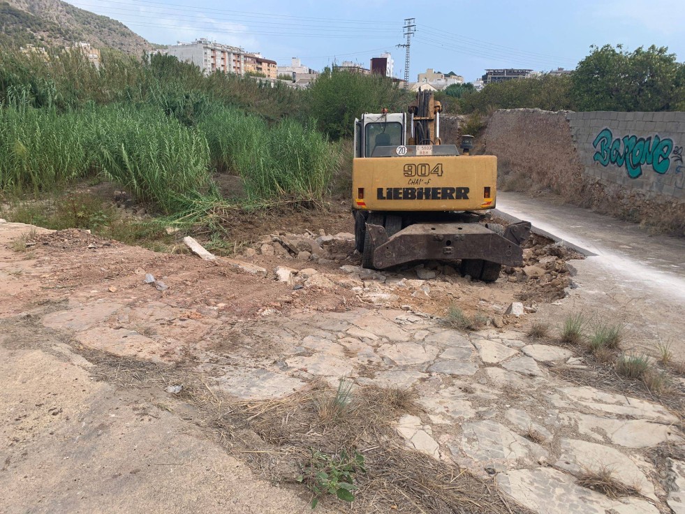 Tavernes continúa con la limpieza del cauce del río
