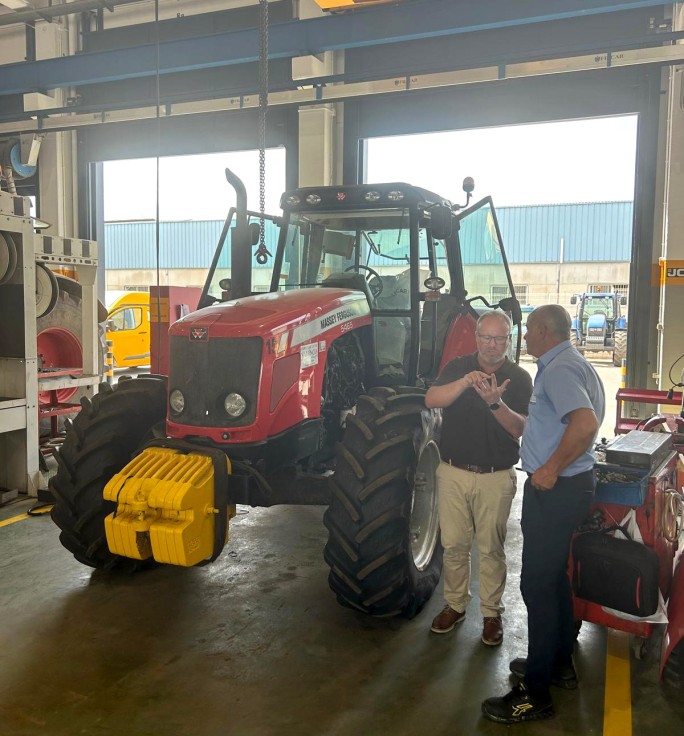 La Diputació de València renueva sus tractores y equipamiento para mejorar el servicio de limpieza de playas