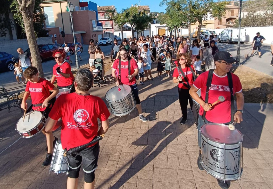 Los alumnos de Ròtova iniciaron ayer el curso escolar con un pasacalle