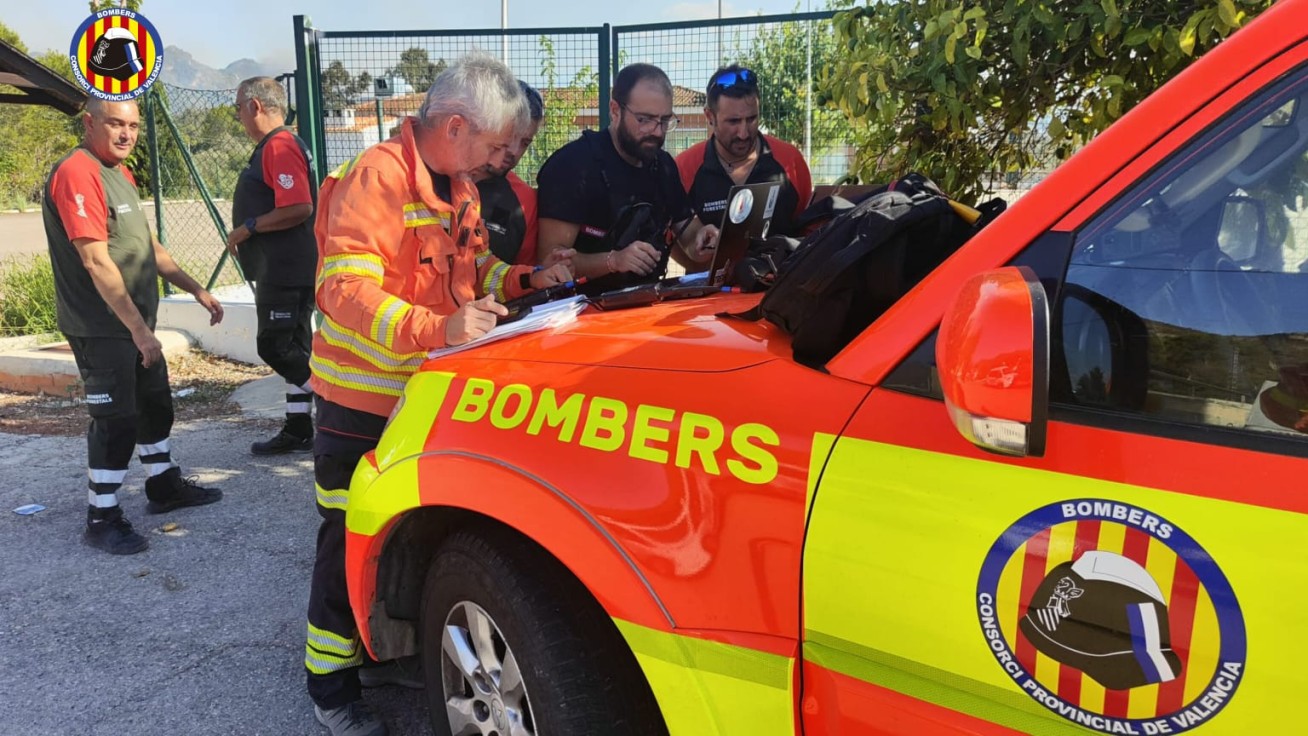 Sigue el incendio forestal en Simat de la Valldigna