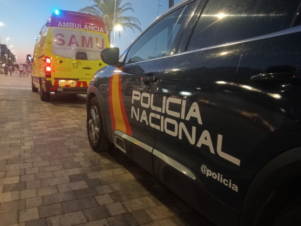 Fallece en la playa de Gandia tras sufrir, al parecer, un infarto mientras se bañaba