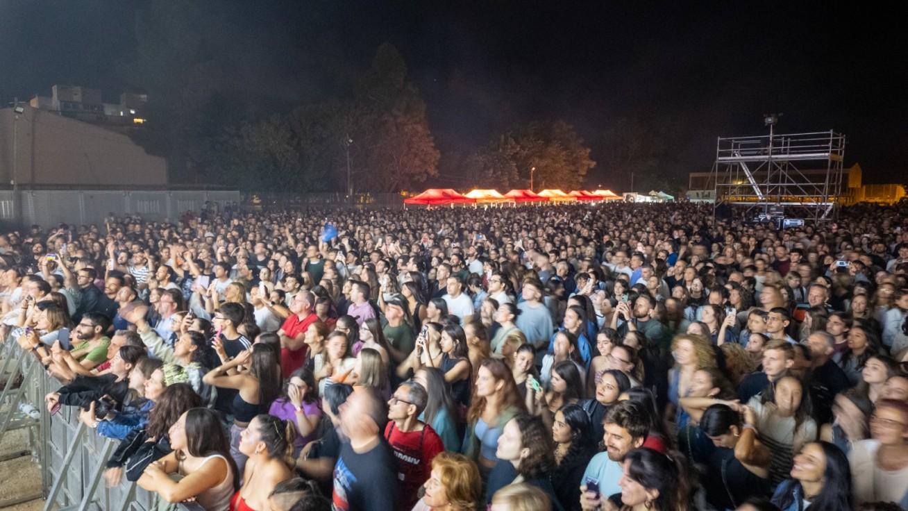 Unas 10.000 personas disfrutaron de La Oreja de Van Gogh en las Fiestas de Tavernes
