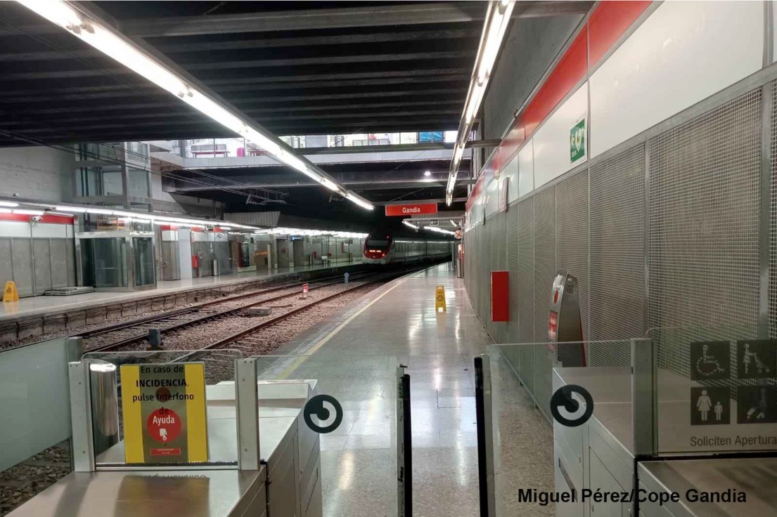 Un centenar de viajeros queda atrapado en el tren de Cercanías y llegan a Gandia a las 2 de la madrugada