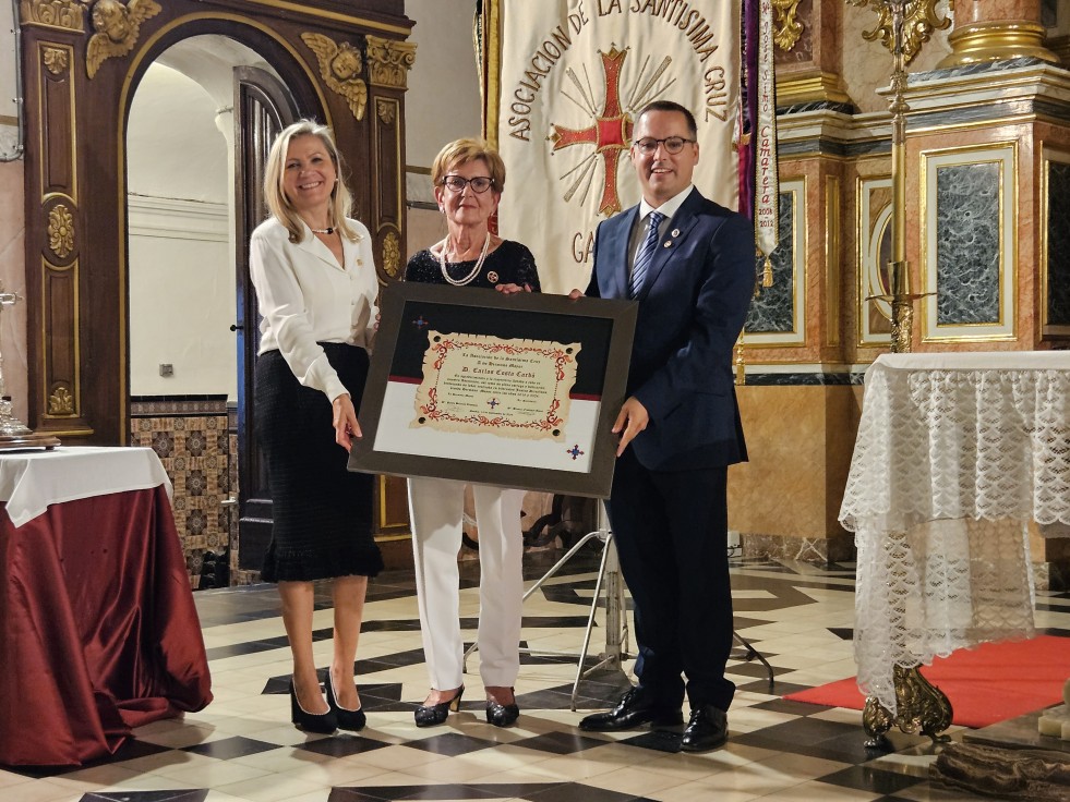 La Hermandad de la Santísima Cruz en Gandia celebró la festividad de la Exaltación a la Cruz y homenajeó a Carlos Cosra Carbó como Hermano Mayor 2016-2024