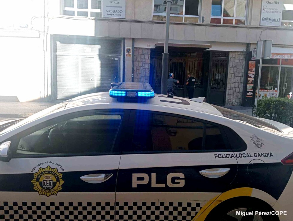 Una persona fallece tras precipitarse desde una vivienda a un patio interior en Gandia