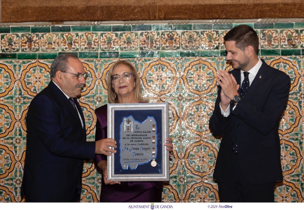 Juana Gregori Romero es presentada como Madrina de la Semana Santa de Gandia y Camarera del Cristo Resucitado 2025