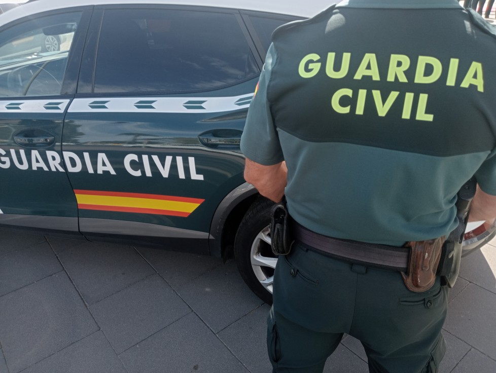 Un joven de 30 años cae desnudo desde un balcón en Oliva