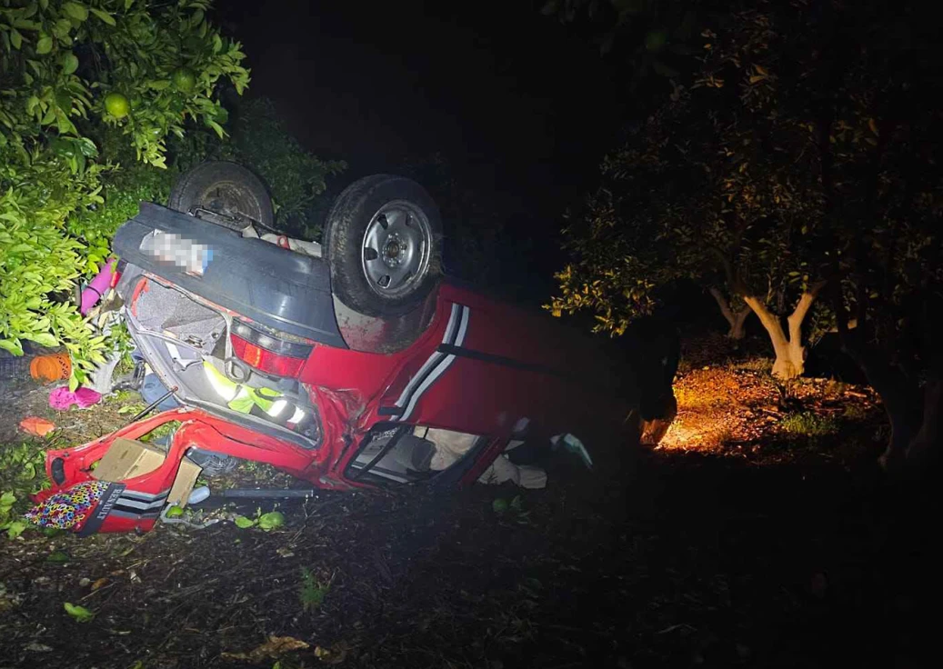 Una mujer resulta herida al volcar con su coche en Tavernes de la Valldigna