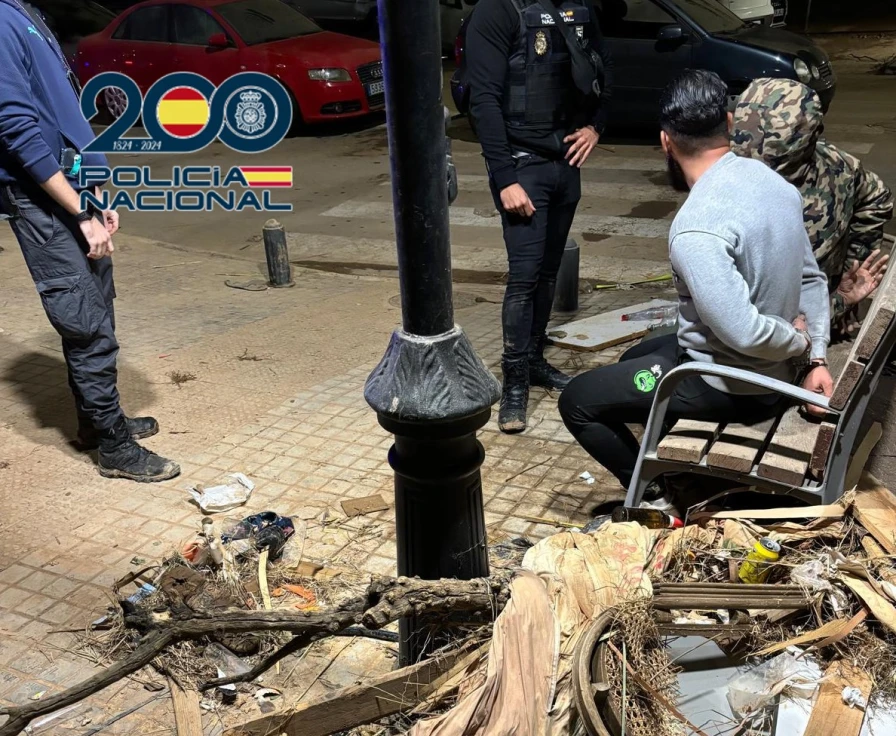 La Policía Nacional detiene a cinco jóvenes por robar en establecimientos comerciales y vehículos afectados por la DANA