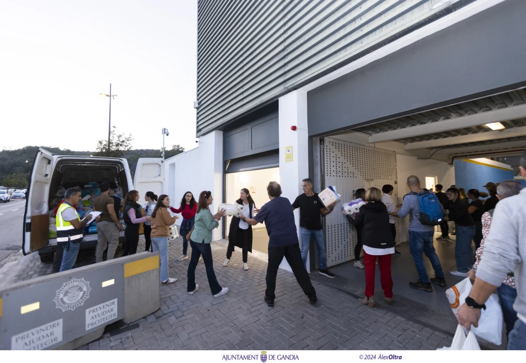 Gandia muestra su solidaridad con el envío de más de 240.000 kilos de material humanitario