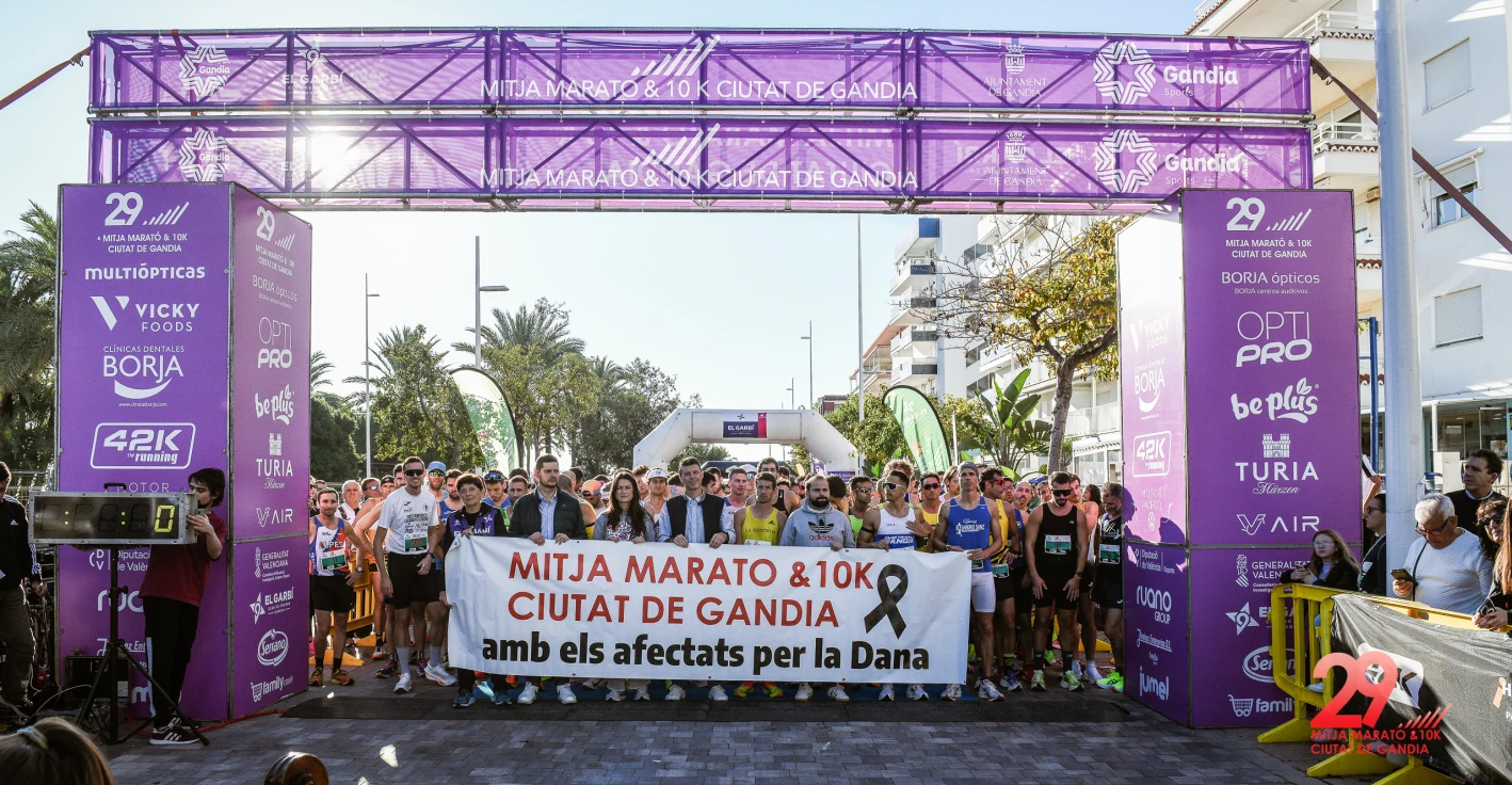 La 29 Mitja Marató &10K de Gandia y el Club de Córrer el Garbí, organizador de la prueba hacen entrega de 3000 euros a los afectados por la Dana