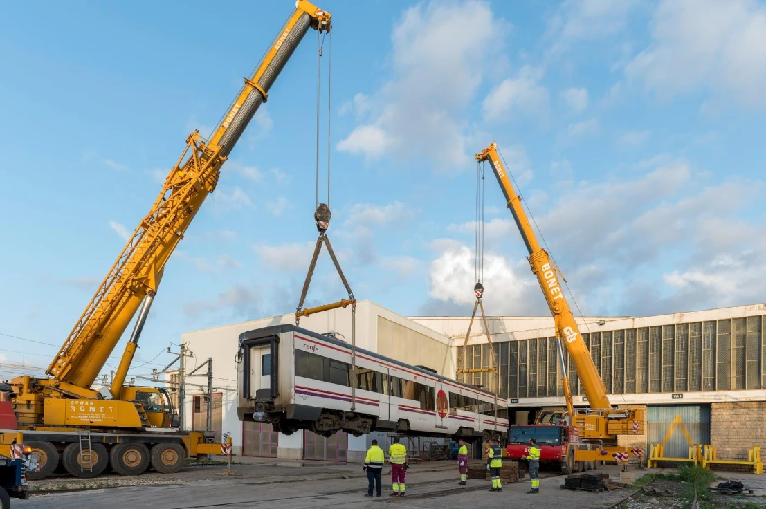 Operación especial de Renfe para transportar tres trenes de Cercanías por carretera y reforzar la línea C1 en el tramo Silla-Gandia