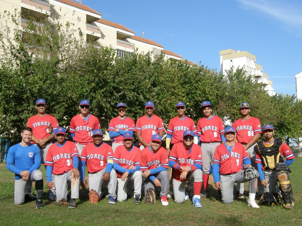 La pasión del béisbol: Tigres de Gandia brillan en su debut