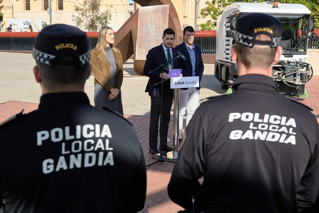 Dos años después Gandia pasa de 'dar caña' a subir las multas por dejar muebles o trastos en la calle