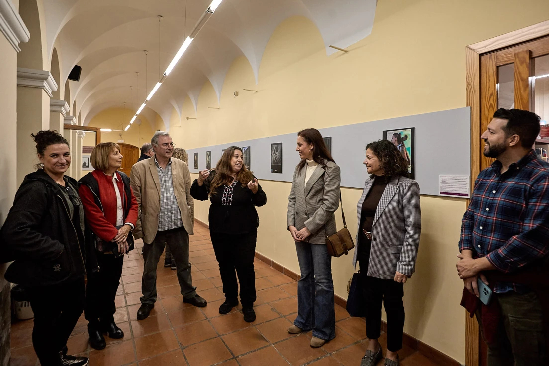Exposición solidaria en Gandia de fotografías a beneficio de la asociación Rosa dels Vents por la igualdad