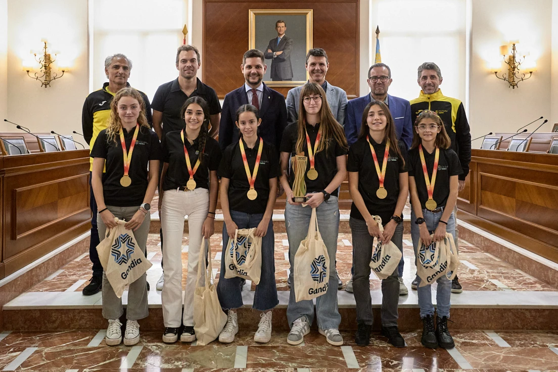 El Alcalde de Gandia recibe a las campeonas de España de Cross Sub-16 del Safor Teika