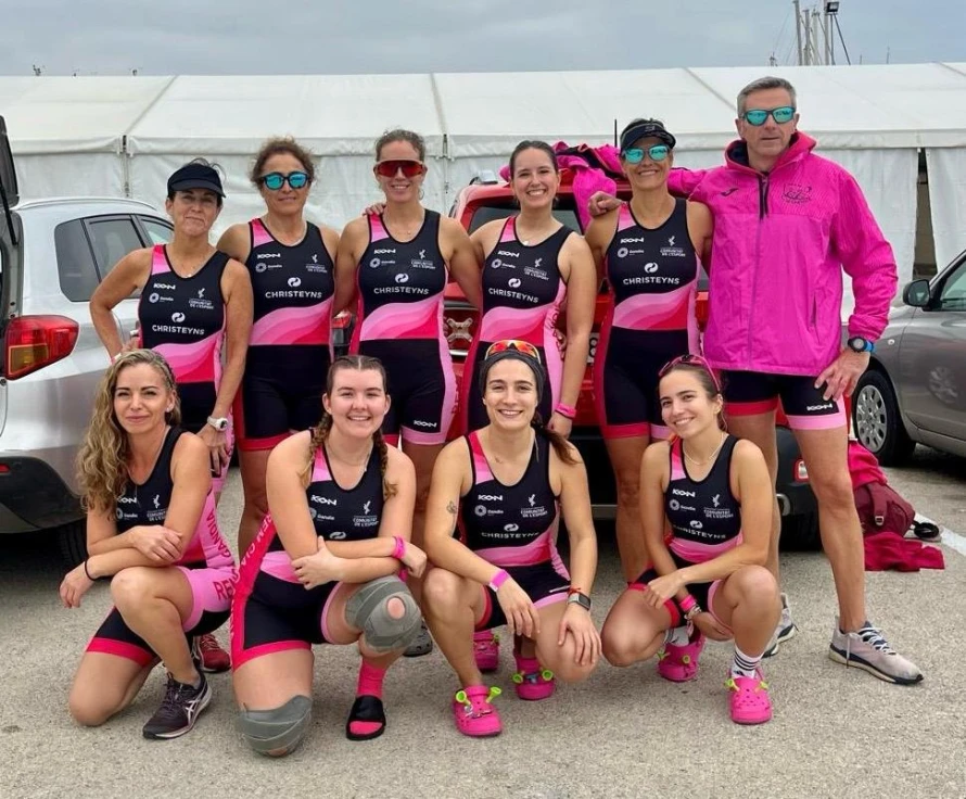 El equipo absoluto femenino del Club de Rem Cia Gandia debuta con éxito en el Autonómico de Fondo