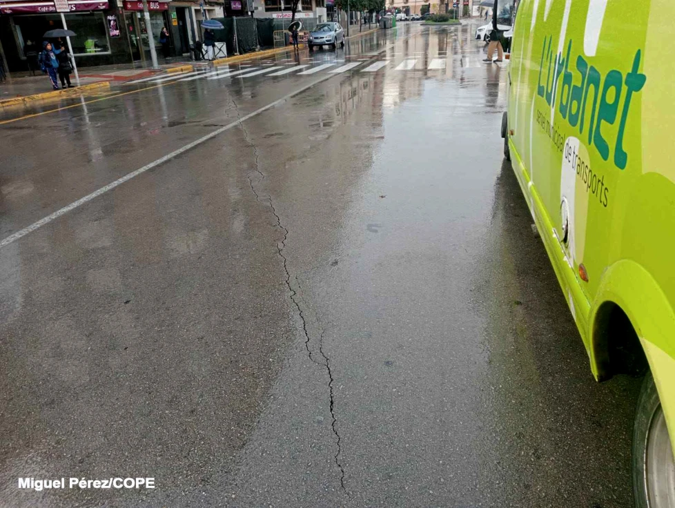 Una grieta en plena calle provoca goteras en el túnel de la Estación de Gandia