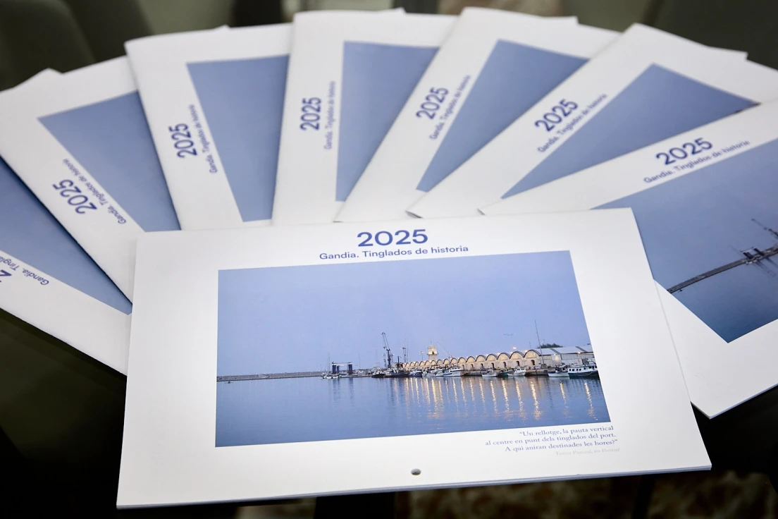 El Ayuntamiento de Gandia dedica el calendario municipal de 2025 a la historia de los tinglados del Puerto