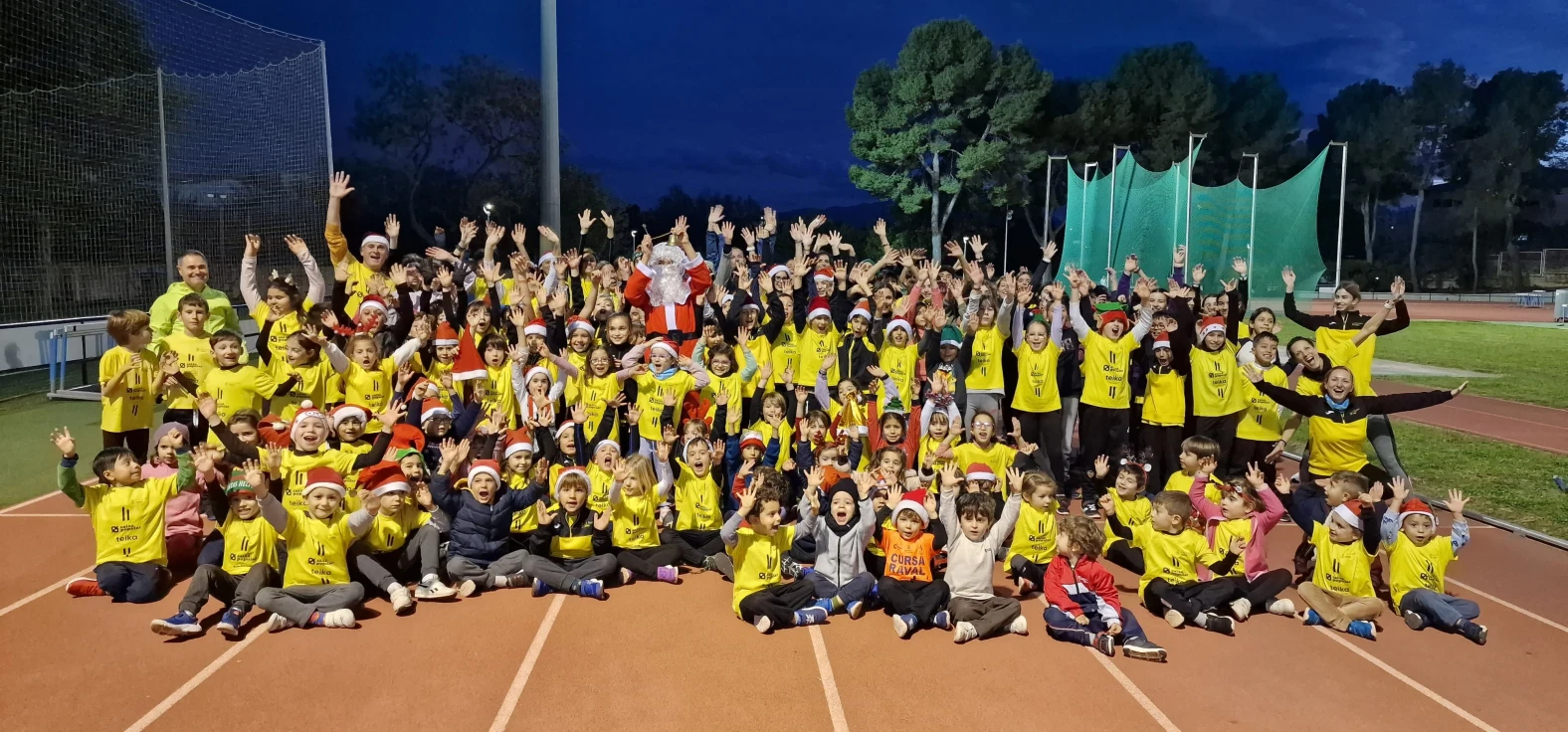 Papá Noel visitó la pista de atletismo de Gandia