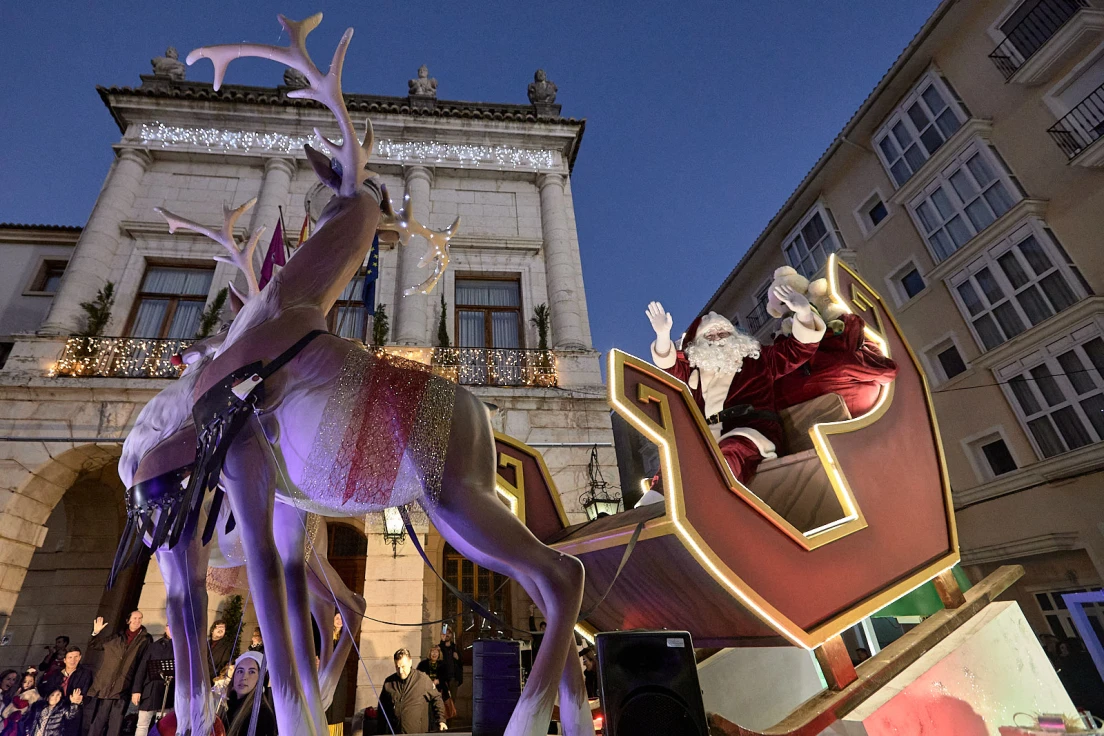 Gandia se prepara mañana  para la llegada de Papá Noel con una gran cabalgata que saldrá desde el ayuntamiento