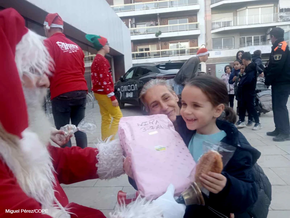 Centenares de niños y niñas de Algemesí afectados por la DANA felices por llevarles regalos desde Gandia