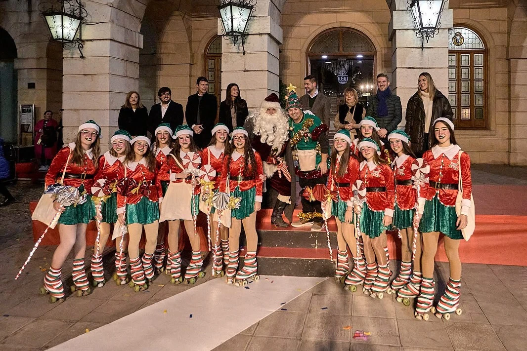 Patinadores del Club de Patí Gandia Deslumbraron en la Gran Cabalgata de Papá Noel