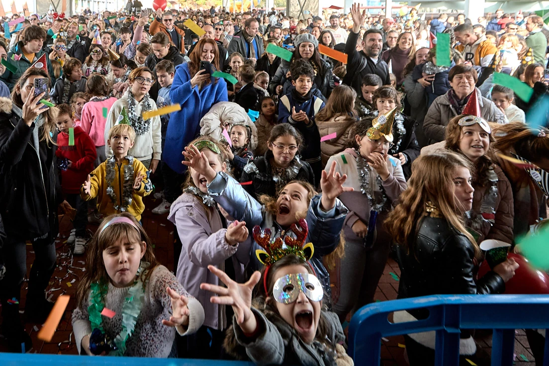 Lleno en la carpa de la plaza del Tirant en Gandia con las campanadas infantiles