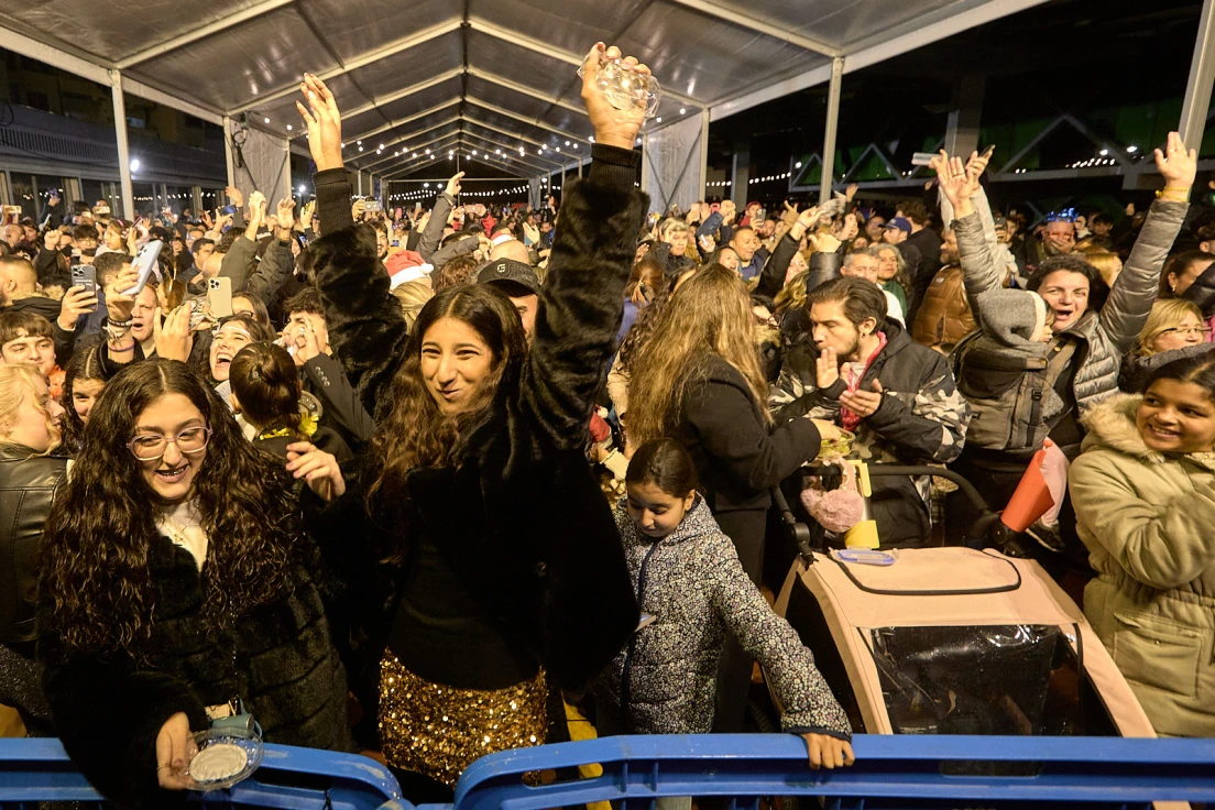 La celebración de Nochevieja congregó a miles de personas en la plaza del Tirant en Gandia