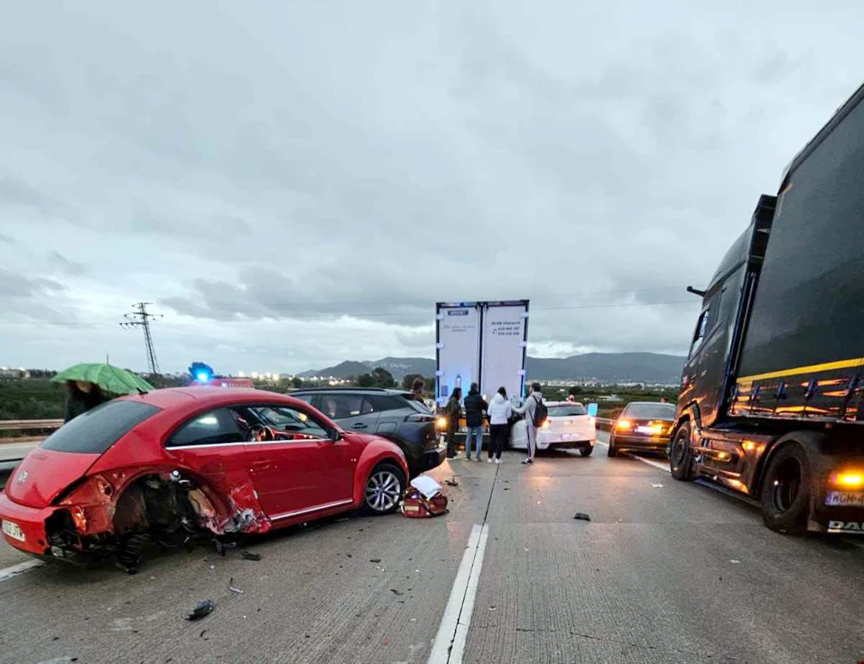 El granizo provoca un accidente múltiple en la AP-7 a su paso por El Real de Gandia con 15 vehículos implicados