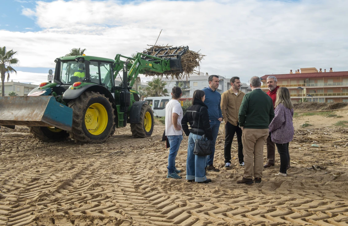 La Diputació pone en marcha en Daimús su dispositivo para la limpieza de playas de la Safor afectadas por la dana