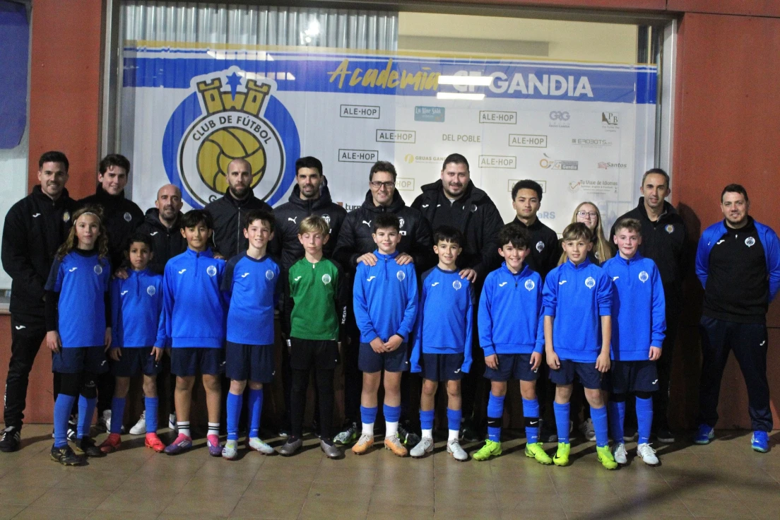 El CF Gandia recibe la visita de los responsables del proyecto Escoles VCF en una jornada de formación y crecimiento