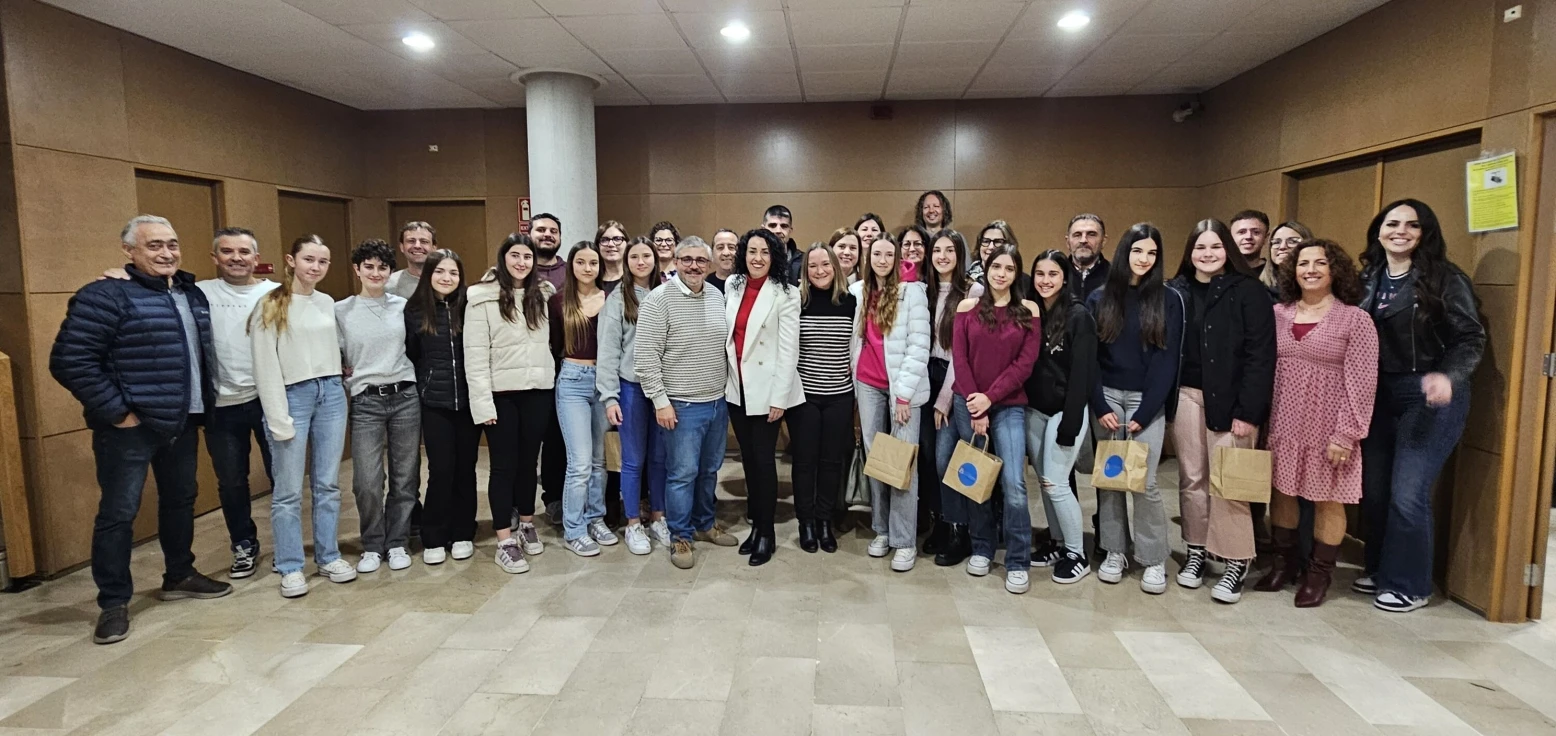 El Ayuntamiento de Tavernes recibe al equipo cadete de Baloncesto del IES Jaume II por su triunfo en los World School Games