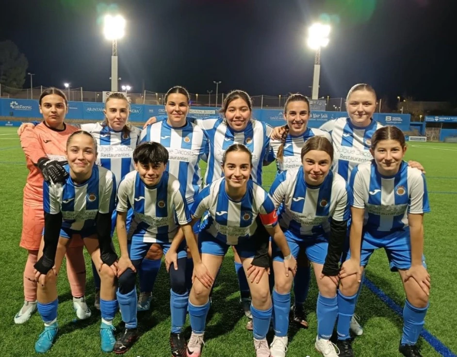 El CF Gandia femenino se coloca como líder, mientras el masculino cae en el derbi ante Tavernes