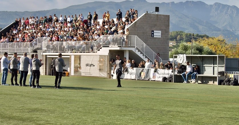 La Font d’en Carròs instalará una cubierta en la grada del campo municipal de fútbol La Plana