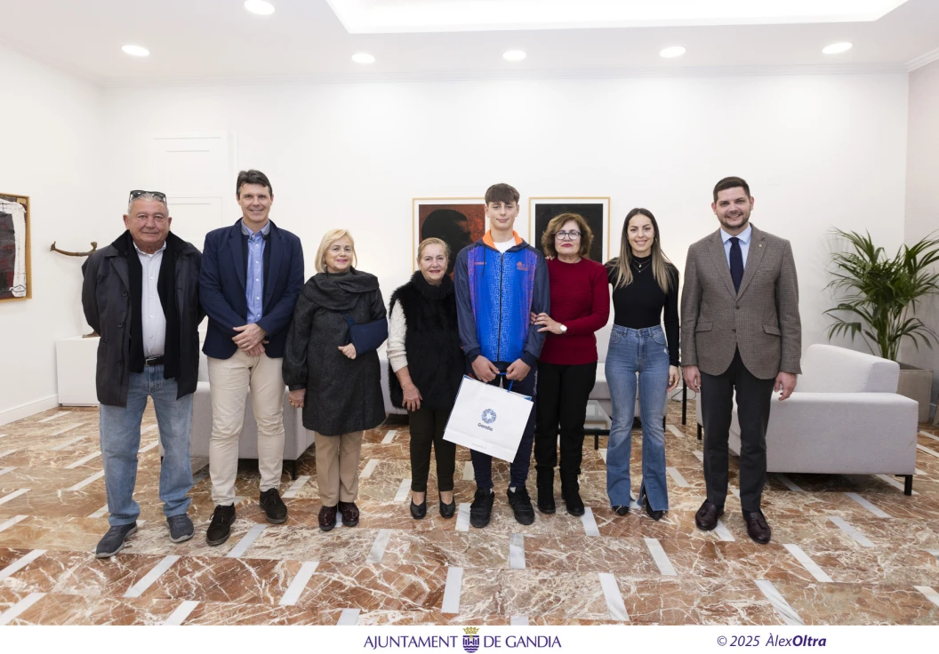 El alcalde de Gandia recibe a Vicent Cabanilles, subcampeón de España en baloncesto infantil