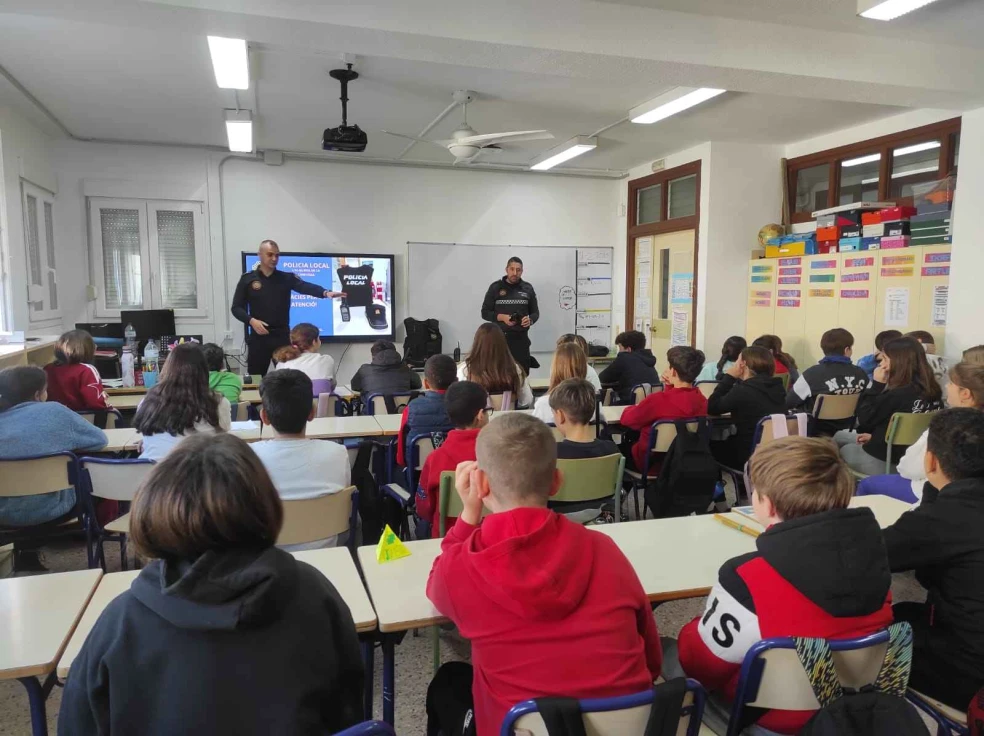 Los alumnos de l'Alqueria de la Comtessa aprenden seguridad vial y convivencia con la Policía Local