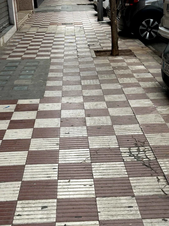 Vecinos de la calle Joan de Joanes en la zona de Sant Pere de Gandia denuncian el mal estado de las aceras