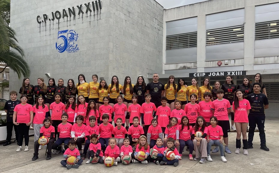 El Club de Voleibol Arenas de Gandia celebra su foto oficial de temporada en un año clave para su futuro