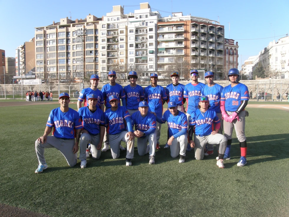 Tigres de Gandia Sufre su Tercera Derrota Frente a Astros en un Partido Decidido por Controversias Arbitrales