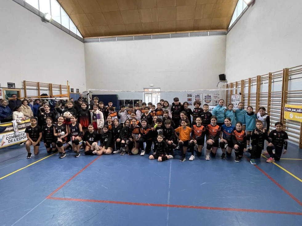 Grao de Gandia celebra el Voleibol: Jornada Alevín Organizada por el Atenas en el Joan XXIII