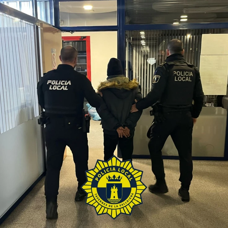 La Policía Local de Tavernes de la Valldigna detiene a un hombre por quebrantar una orden de alejamiento