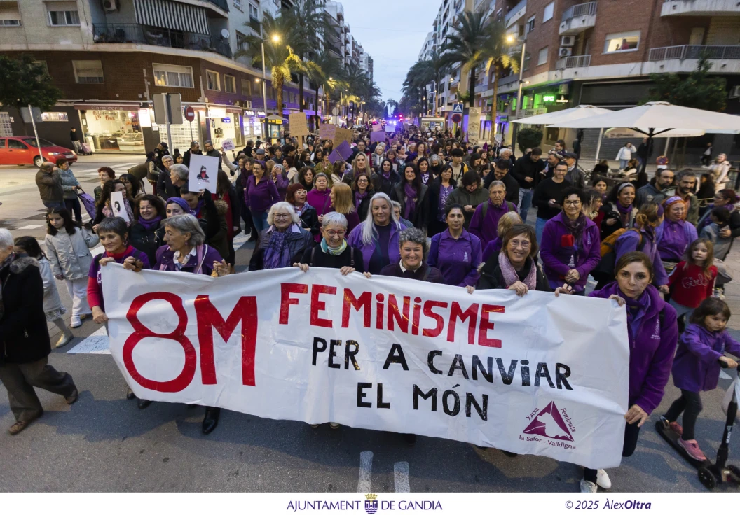 Centenares de personas en la manifestación del 8-M en Gandia