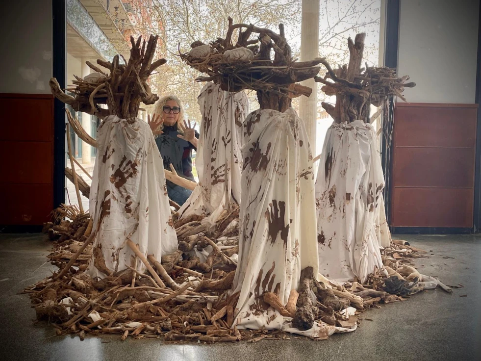 Tavernes regala a cada una de las comisiones falleras una escultura de la artista Teresa Cháfer creada con restos de la dana