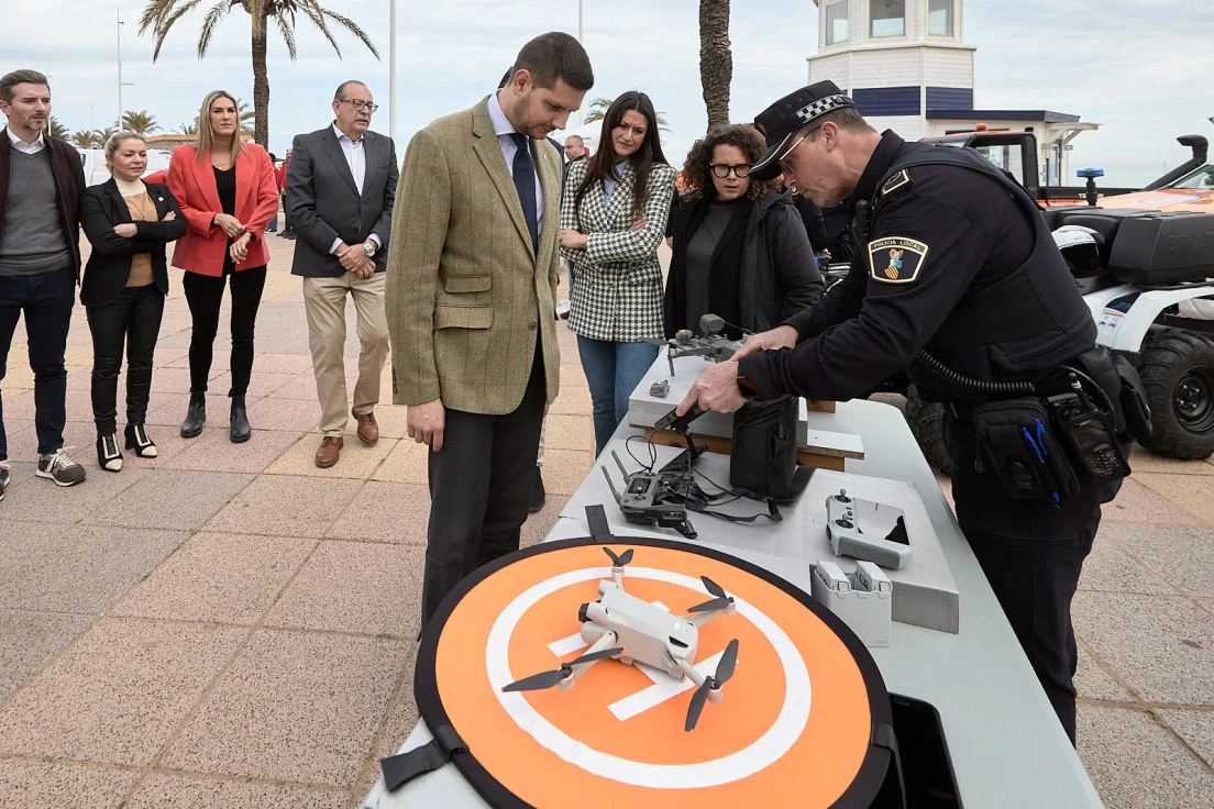 La playa de Gandia inicia la temporada con todos los servicios en marcha e incorpora 144 banderas para informar sobre el mar a personas daltónicas