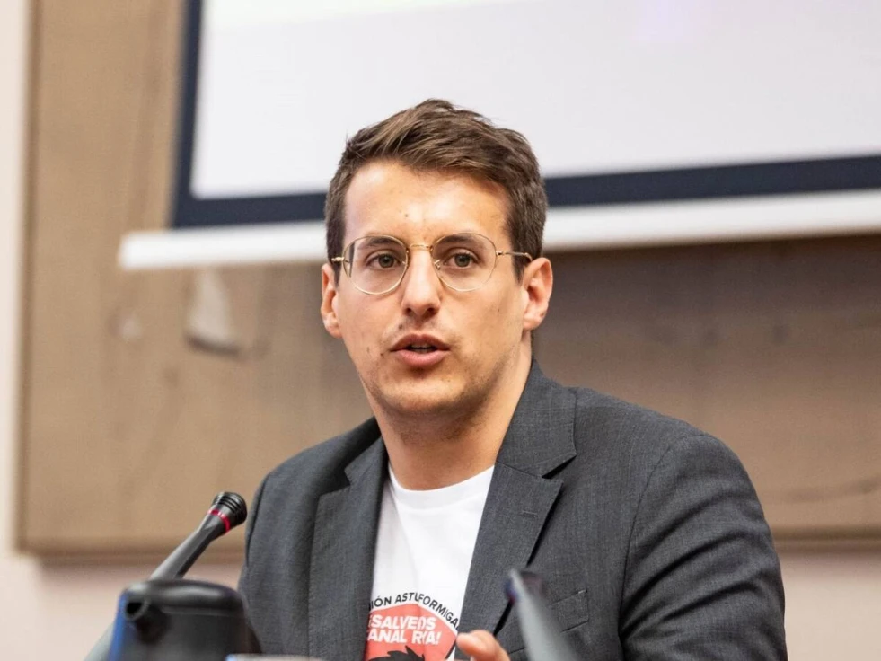 El diputado Jorge Pueyo acude por sorpresa a la entrega de premios falleros en Gandia