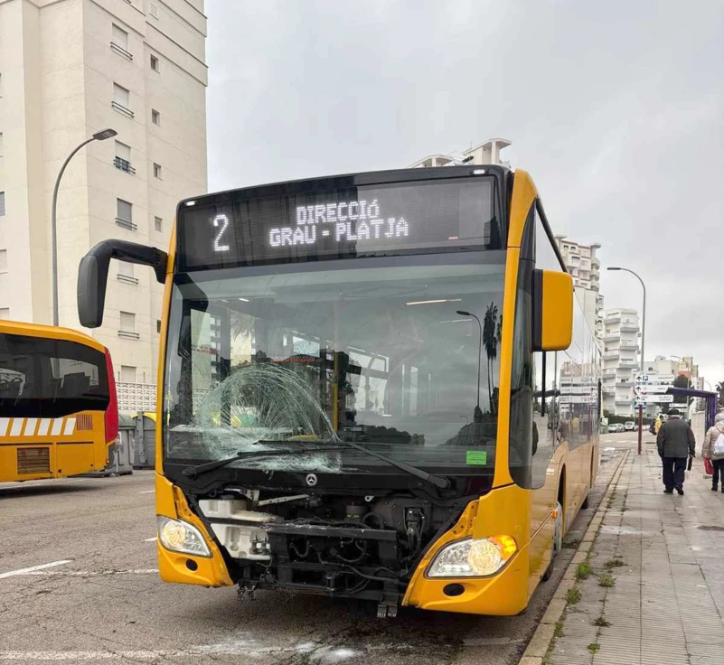 Se salta un stop y choca contra un autobús de La Marina en la playa de Gandia