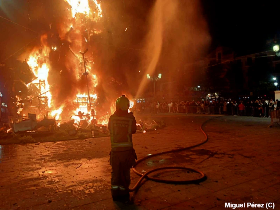 Con la 'cremà de la Falla de la Vila Nova se puso fin a las Fallas de Gandia de 2025