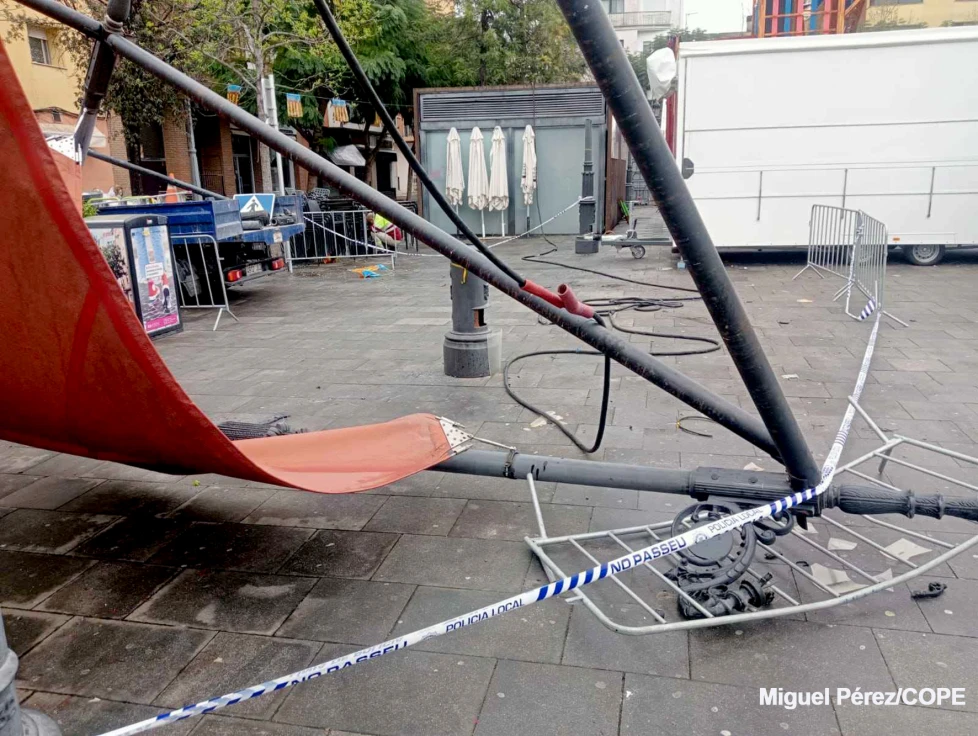 Un vehículo choca y destroza varias farolas en la plaza del Prado de Gandia